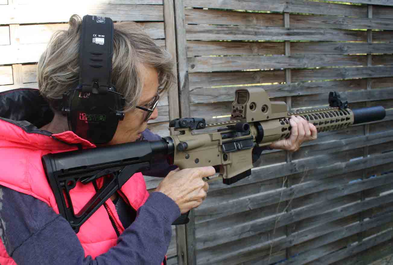 le tir au féminin Séance de tir avec un RA15 fabriqué par RDS Industrie