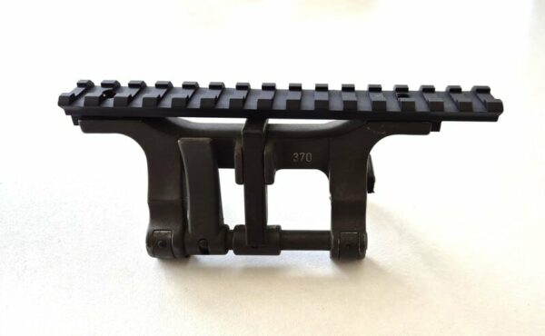 Image d'un rail Picatinny en aluminium noir, conforme à la norme MIL-STD-1913, utilisé pour le montage d'accessoires tactiques sur des armes à feu.