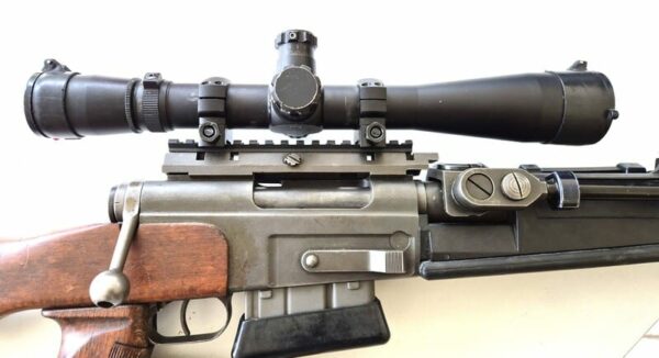 Fusil semi-automatique avec lunette de précision montée sur rail Picatinny. L’arme, dotée d’une crosse en bois et d’un levier d’armement à verrou, est équipée d’une optique tactique réglable, idéale pour le tir longue distance.