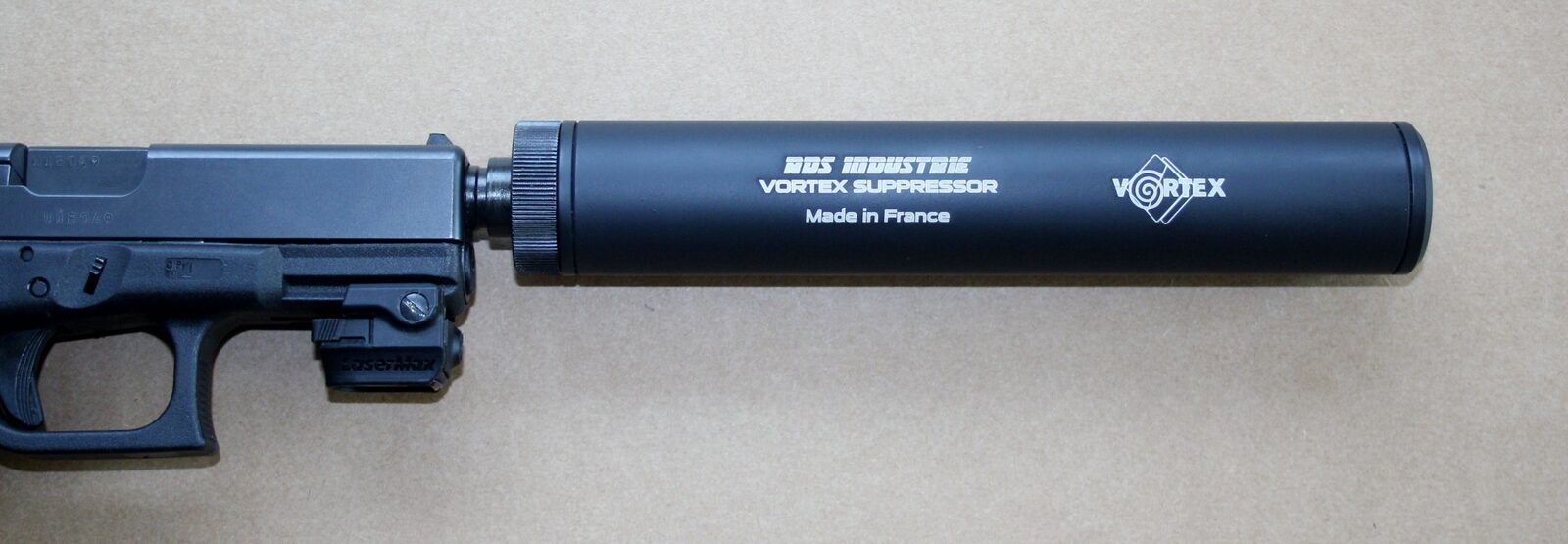 Pistolet 9 mm équipé d'un réducteur de son